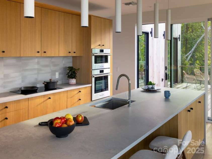 641 Elk Mountain Scenic Highway, Asheville, NC 28804.  MLS# CAR4149026, YatesRealty ID 15348. © David Sundberg/Esto