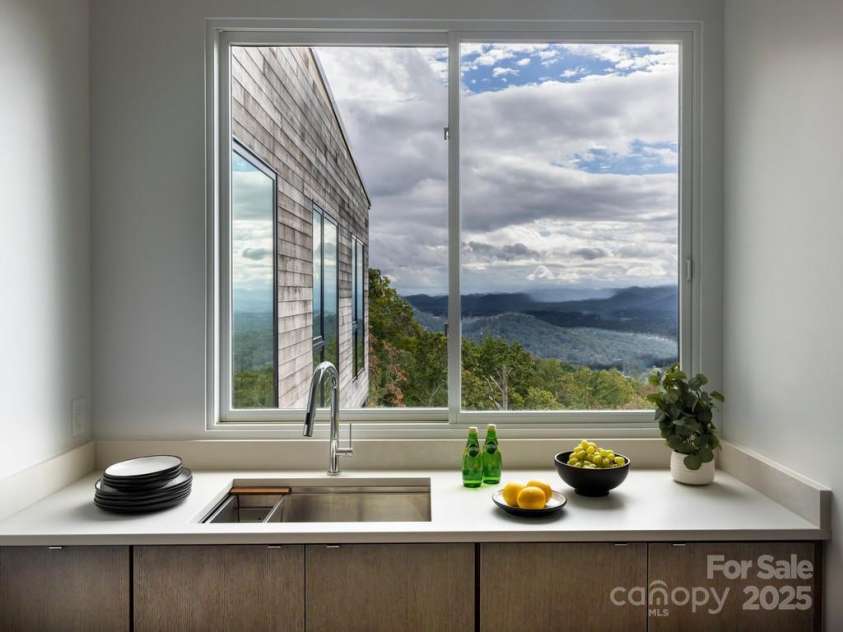 641 Elk Mountain Scenic Highway, Asheville, NC 28804.  MLS# CAR4149026, YatesRealty ID 15348. © David Sundberg/Esto