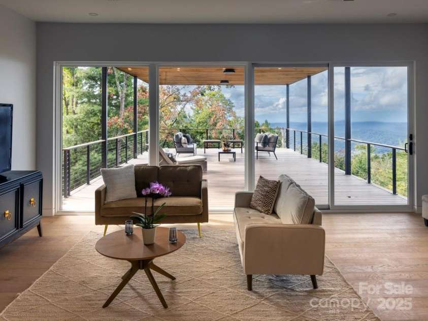 641 Elk Mountain Scenic Highway, Asheville, NC 28804.  MLS# CAR4149026, YatesRealty ID 15348. © David Sundberg/Esto