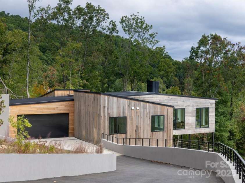 641 Elk Mountain Scenic Highway, Asheville, NC 28804.  MLS# CAR4149026, YatesRealty ID 15348. © David Sundberg/Esto