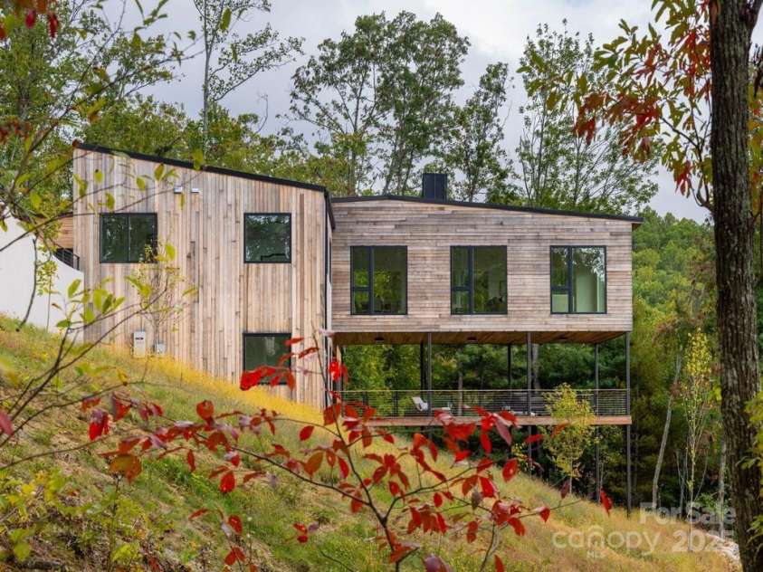 641 Elk Mountain Scenic Highway, Asheville, NC 28804.  MLS# CAR4149026, YatesRealty ID 15348. © David Sundberg/Esto