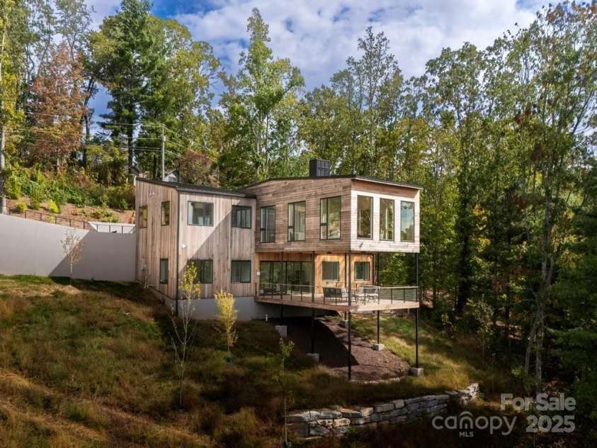 641 Elk Mountain Scenic Highway, Asheville, NC 28804.  MLS# CAR4149026, YatesRealty ID 15348. © David Sundberg/Esto