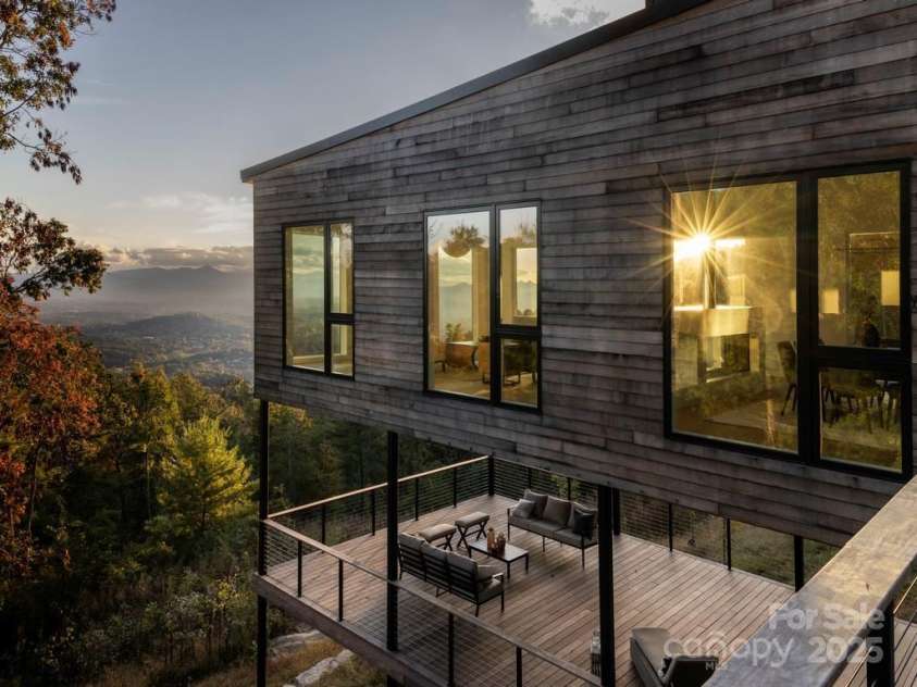 641 Elk Mountain Scenic Highway, Asheville, NC 28804.  MLS# CAR4149026, YatesRealty ID 15348. © David Sundberg/Esto