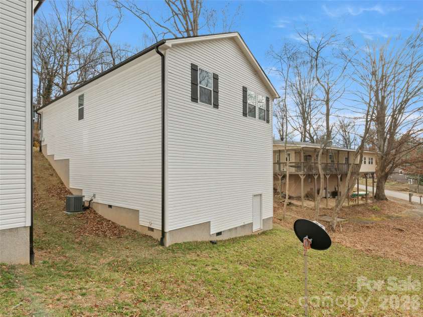 92 Lakeside Drive, Asheville, NC 28806.  MLS# CAR4341229, YatesRealty ID 15348. 