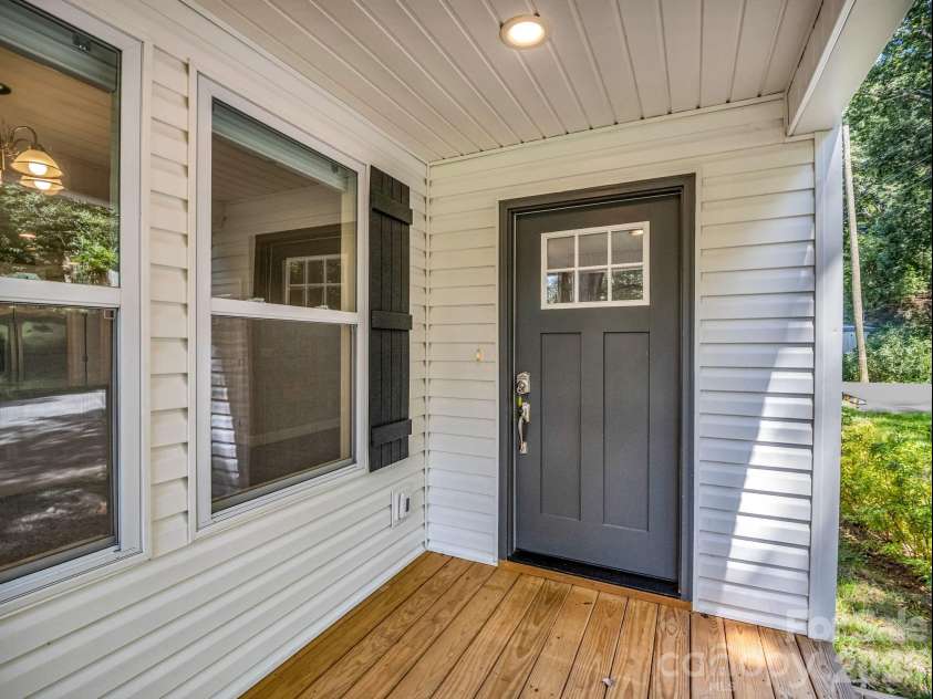 92 Lakeside Drive, Asheville, NC 28806.  MLS# CAR4420309, YatesRealty ID 15348. 