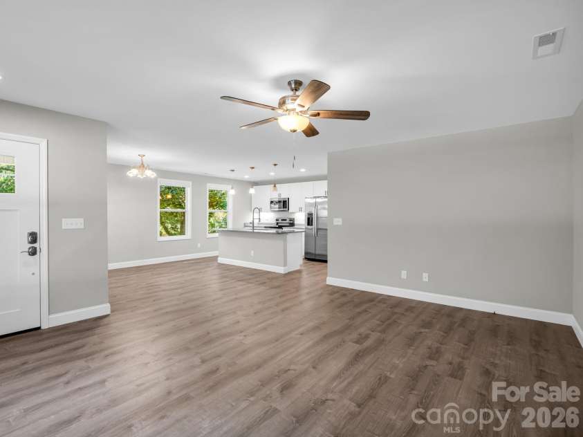 92 Lakeside Drive, Asheville, NC 28806.  MLS# CAR4420309, YatesRealty ID 15348. 