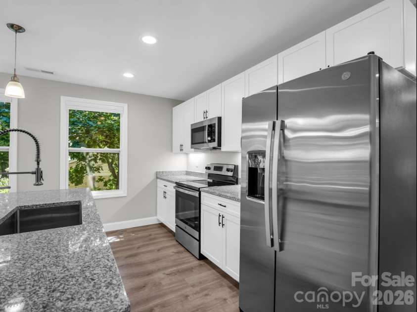 92 Lakeside Drive, Asheville, NC 28806.  MLS# CAR4420309, YatesRealty ID 15348. 
