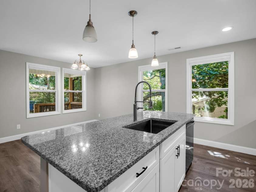 92 Lakeside Drive, Asheville, NC 28806.  MLS# CAR4420309, YatesRealty ID 15348. 