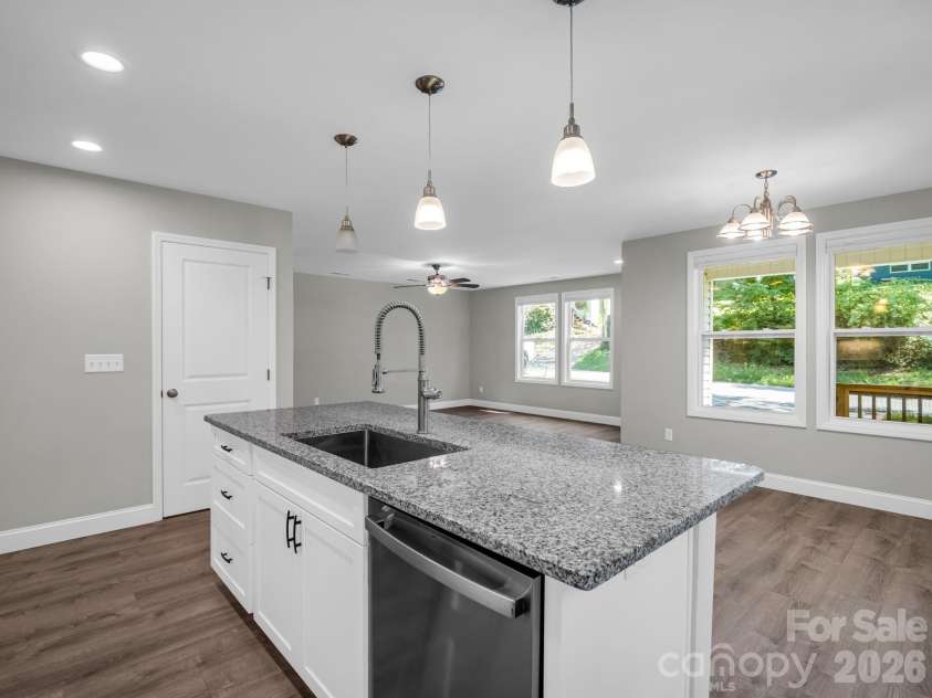 92 Lakeside Drive, Asheville, NC 28806.  MLS# CAR4420309, YatesRealty ID 15348. 
