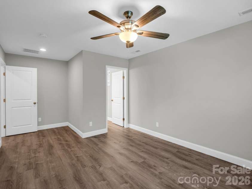92 Lakeside Drive, Asheville, NC 28806.  MLS# CAR4420309, YatesRealty ID 15348. 