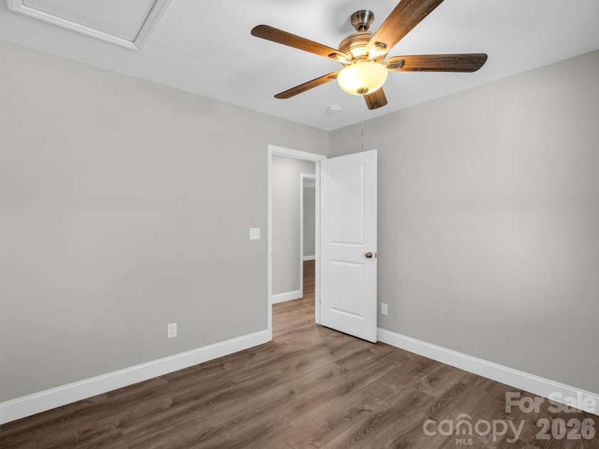92 Lakeside Drive, Asheville, NC 28806.  MLS# CAR4420309, YatesRealty ID 15348. 