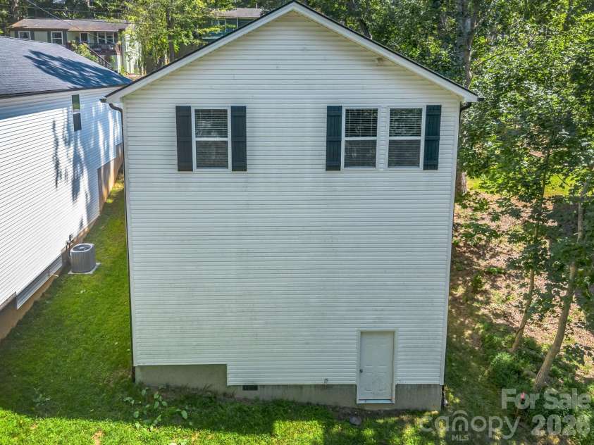 92 Lakeside Drive, Asheville, NC 28806.  MLS# CAR4420309, YatesRealty ID 15348. 