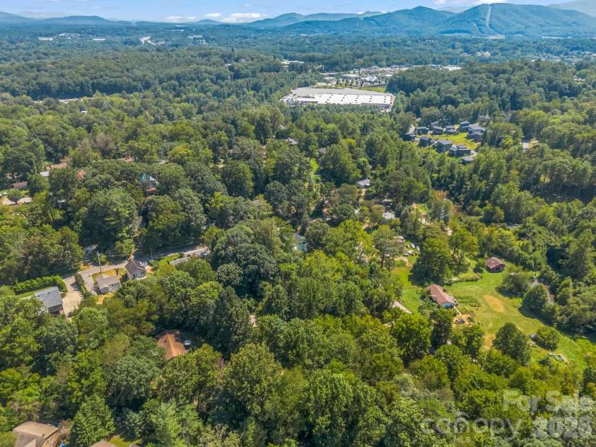 92 Lakeside Drive, Asheville, NC 28806.  MLS# CAR4420309, YatesRealty ID 15348. 