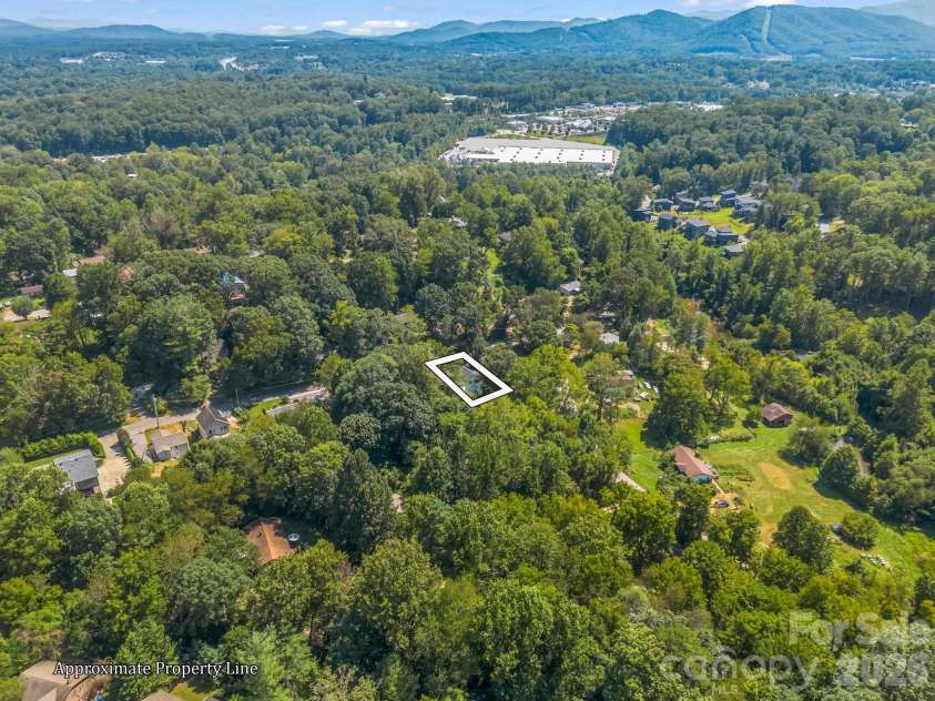 92 Lakeside Drive, Asheville, NC 28806.  MLS# CAR4420309, YatesRealty ID 15348. 