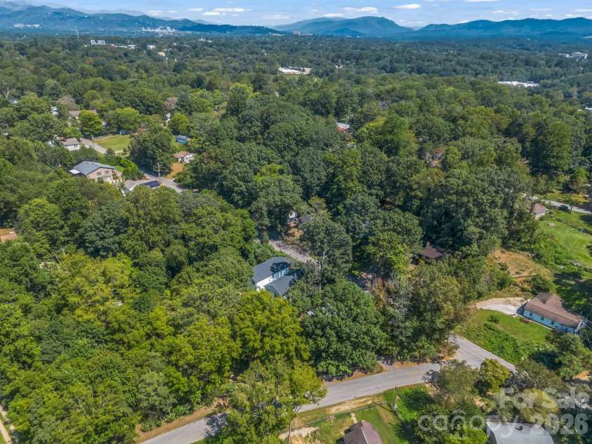 92 Lakeside Drive, Asheville, NC 28806.  MLS# CAR4420309, YatesRealty ID 15348. 