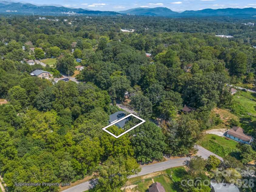 92 Lakeside Drive, Asheville, NC 28806.  MLS# CAR4420309, YatesRealty ID 15348. 