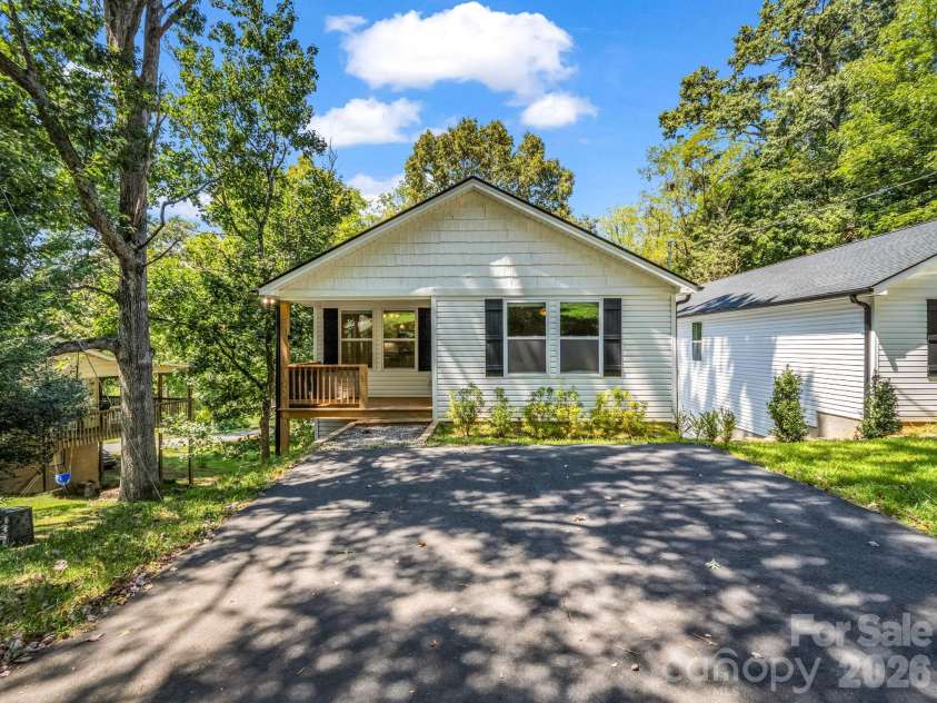 92 Lakeside Drive, Asheville, NC 28806.  MLS# CAR4420309, YatesRealty ID 15348. 