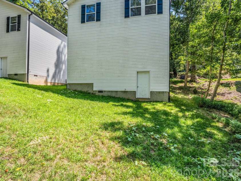 92 Lakeside Drive, Asheville, NC 28806.  MLS# CAR4420309, YatesRealty ID 15348. 