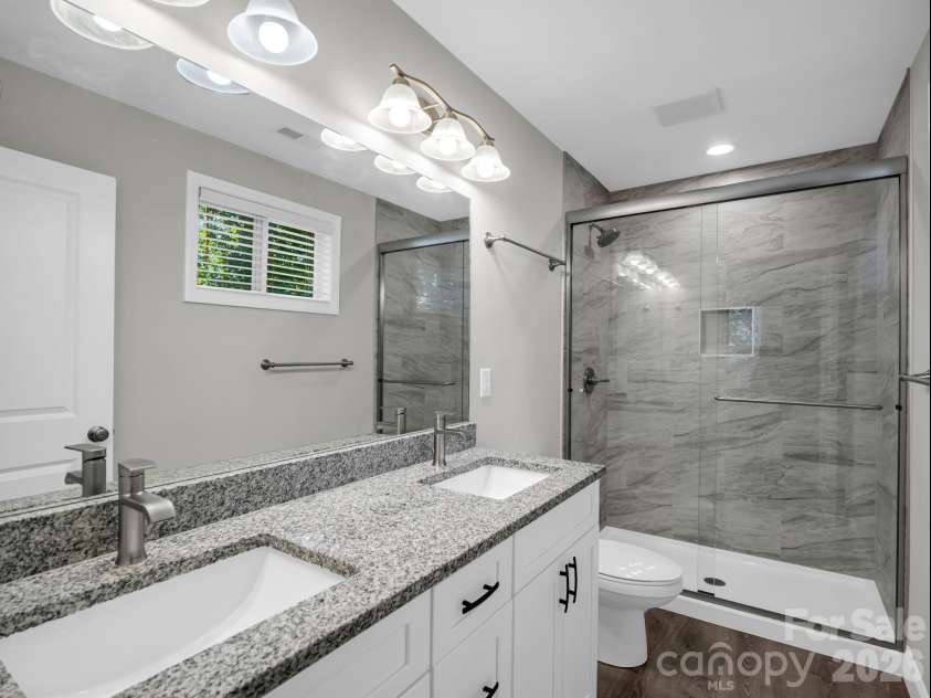 92 Lakeside Drive, Asheville, NC 28806.  MLS# CAR4420309, YatesRealty ID 15348. En-Suite Bathroom