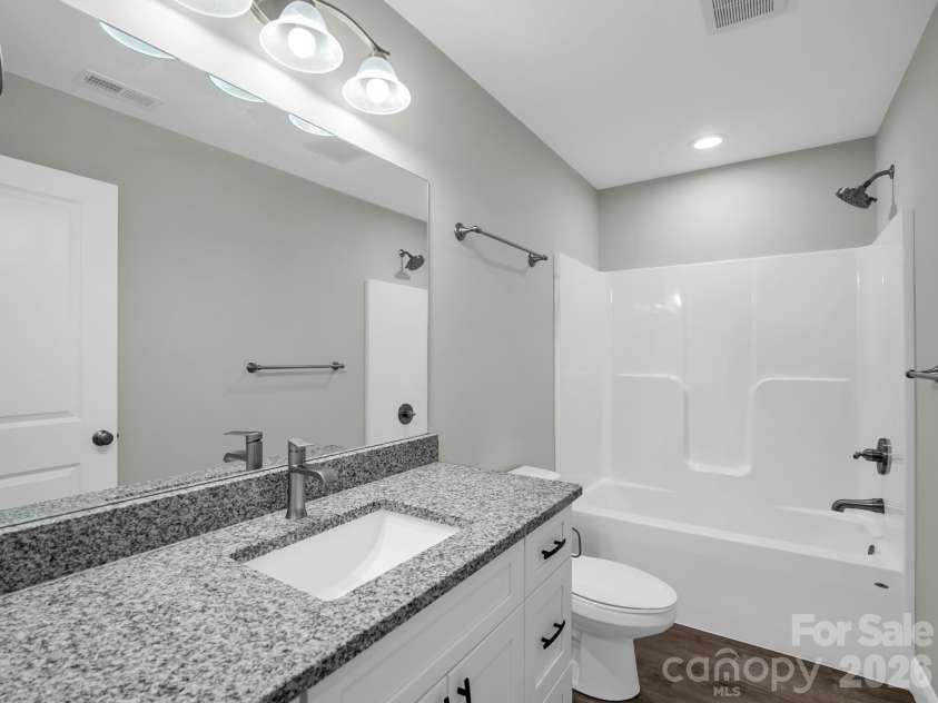 92 Lakeside Drive, Asheville, NC 28806.  MLS# CAR4420309, YatesRealty ID 15348. Full Guest Bath