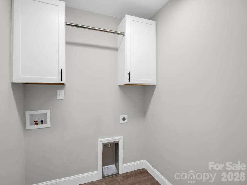 92 Lakeside Drive, Asheville, NC 28806.  MLS# CAR4420309, YatesRealty ID 15348. Main floor Laundry