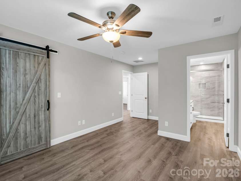 92 Lakeside Drive, Asheville, NC 28806.  MLS# CAR4420309, YatesRealty ID 15348. Primary Suite