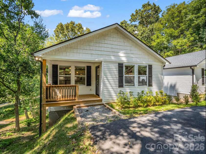 92 Lakeside Drive, Asheville, NC 28806.  MLS# CAR4420309, YatesRealty ID 15348. Sloped Yard