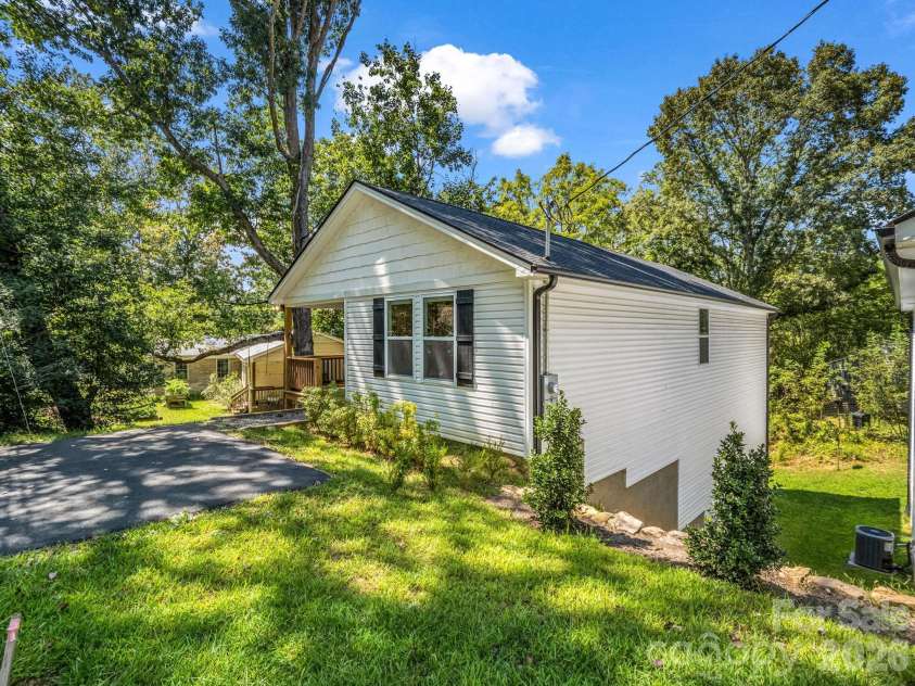 92 Lakeside Drive, Asheville, NC 28806.  MLS# CAR4420309, YatesRealty ID 15348. Sloped Yard