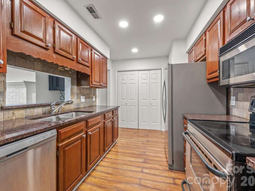 3507 Colony Crossing Drive, Charlotte, NC 28226.  MLS# CAR4354514, YatesRealty ID 15354. Kitchen