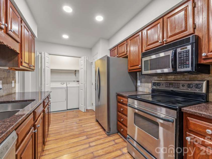 3507 Colony Crossing Drive, Charlotte, NC 28226.  MLS# CAR4354514, YatesRealty ID 15354. Kitchen