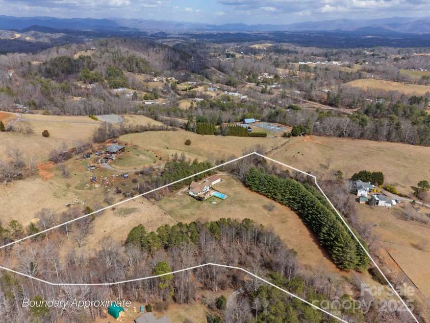 33 Selby Court, Marshall, NC 28753.  MLS# CAR4231114, YatesRealty ID 15357. 