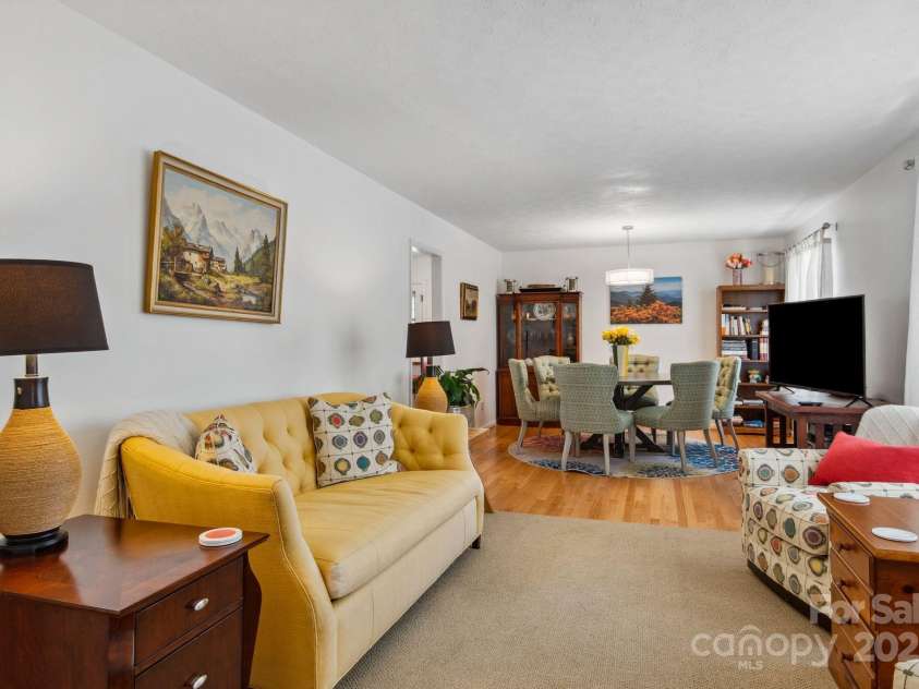 12 Springwood Drive, Asheville, NC 28805.  MLS# CAR4229150, YatesRealty ID 15359. 