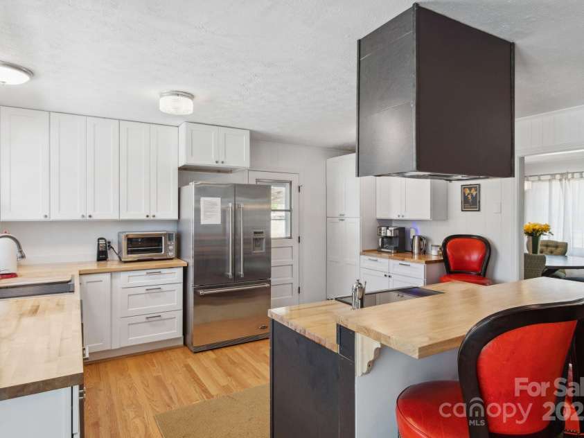 12 Springwood Drive, Asheville, NC 28805.  MLS# CAR4229150, YatesRealty ID 15359. 