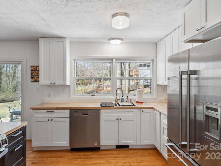 12 Springwood Drive, Asheville, NC 28805.  MLS# CAR4229150, YatesRealty ID 15359. 