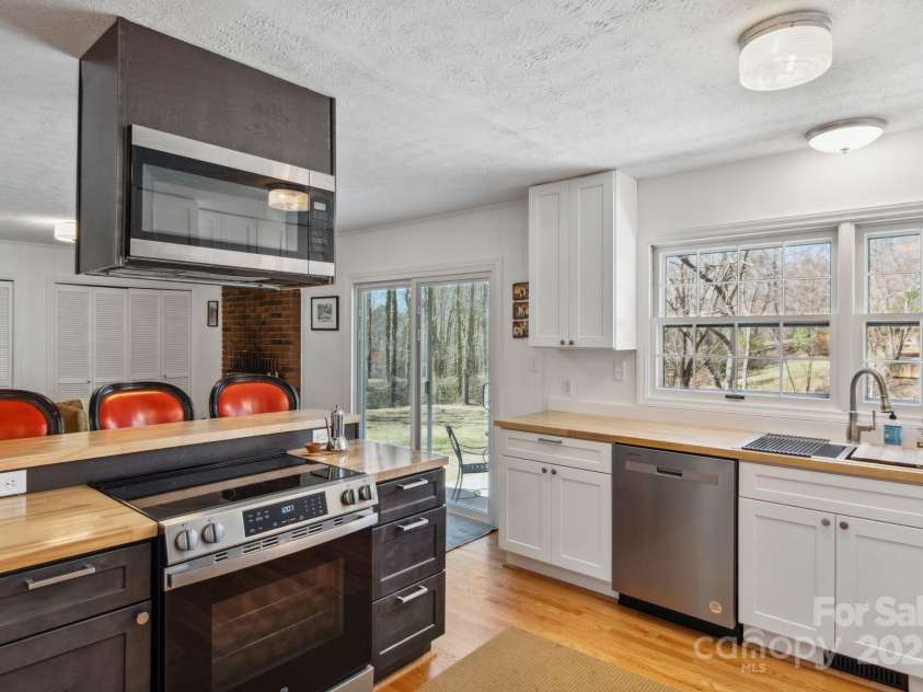 12 Springwood Drive, Asheville, NC 28805.  MLS# CAR4229150, YatesRealty ID 15359. 