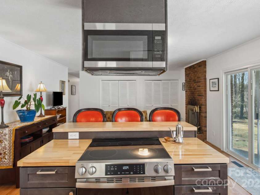 12 Springwood Drive, Asheville, NC 28805.  MLS# CAR4229150, YatesRealty ID 15359. 