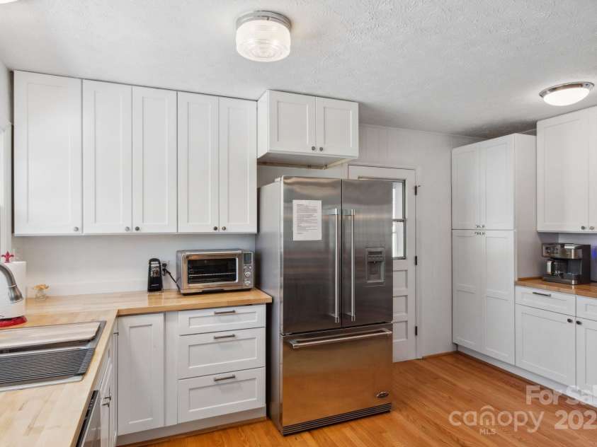 12 Springwood Drive, Asheville, NC 28805.  MLS# CAR4229150, YatesRealty ID 15359. 