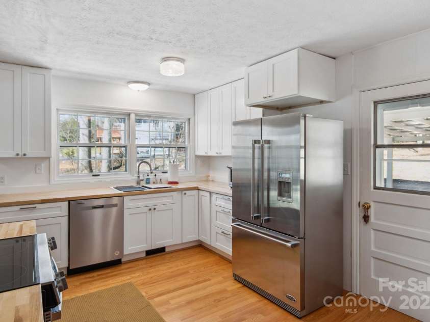 12 Springwood Drive, Asheville, NC 28805.  MLS# CAR4229150, YatesRealty ID 15359. 