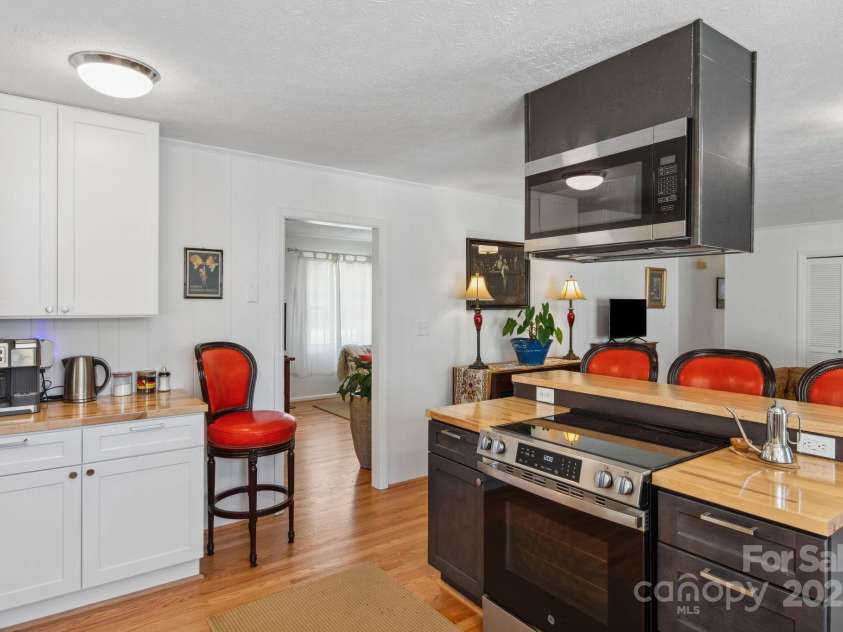 12 Springwood Drive, Asheville, NC 28805.  MLS# CAR4229150, YatesRealty ID 15359. 