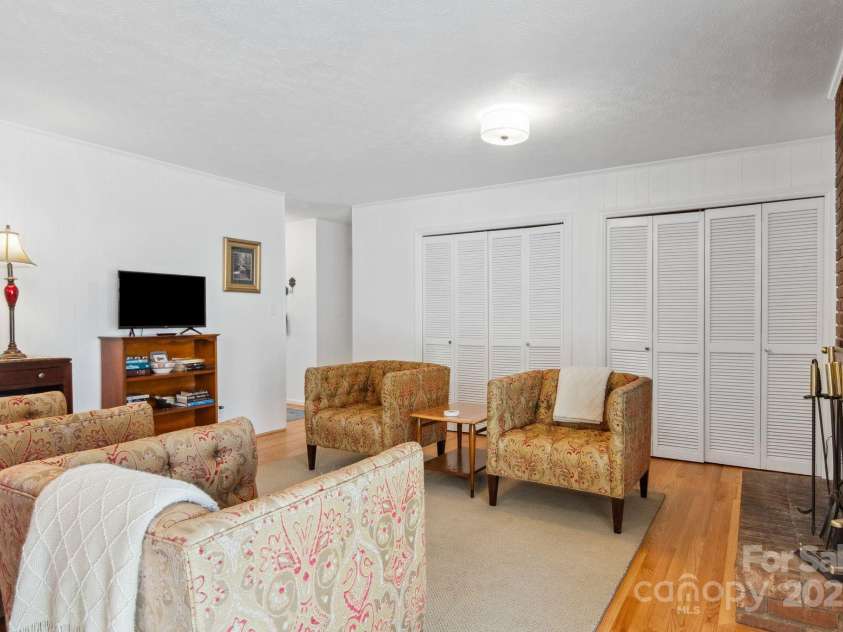 12 Springwood Drive, Asheville, NC 28805.  MLS# CAR4229150, YatesRealty ID 15359. 