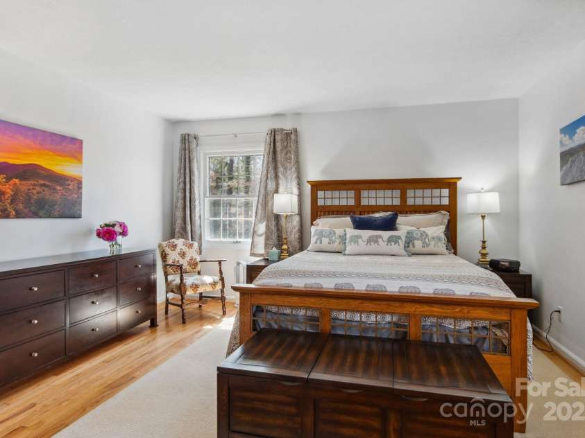 12 Springwood Drive, Asheville, NC 28805.  MLS# CAR4229150, YatesRealty ID 15359. 