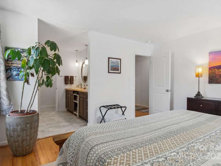 12 Springwood Drive, Asheville, NC 28805.  MLS# CAR4229150, YatesRealty ID 15359. 