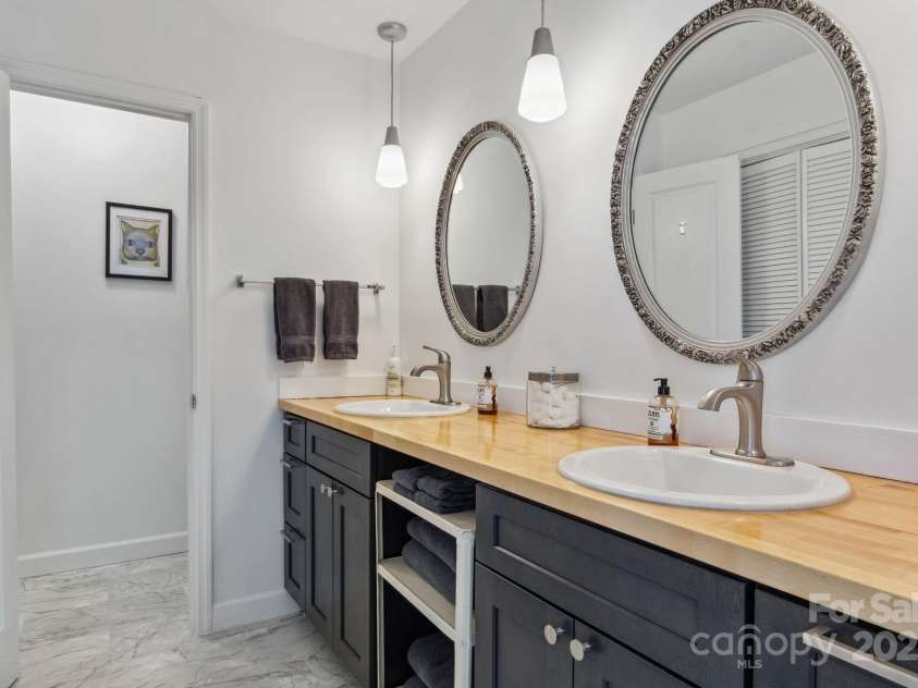 12 Springwood Drive, Asheville, NC 28805.  MLS# CAR4229150, YatesRealty ID 15359. 