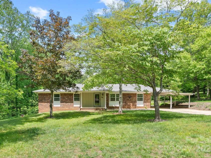 12 Springwood Drive, Asheville, NC 28805.  MLS# CAR4229150, YatesRealty ID 15359. 