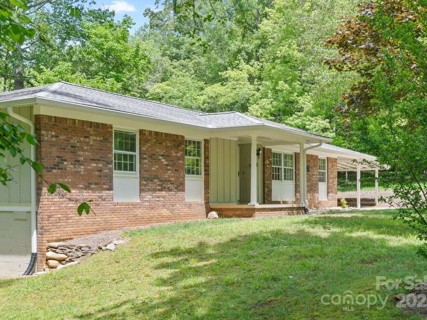 12 Springwood Drive, Asheville, NC 28805.  MLS# CAR4229150, YatesRealty ID 15359. 