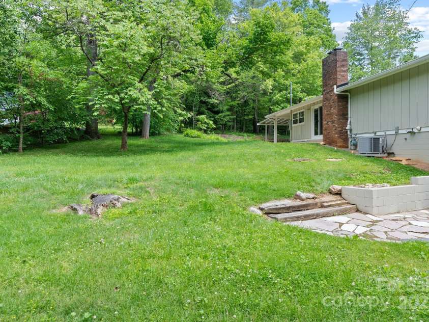 12 Springwood Drive, Asheville, NC 28805.  MLS# CAR4229150, YatesRealty ID 15359. 