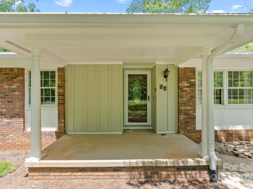 12 Springwood Drive, Asheville, NC 28805.  MLS# CAR4229150, YatesRealty ID 15359. 