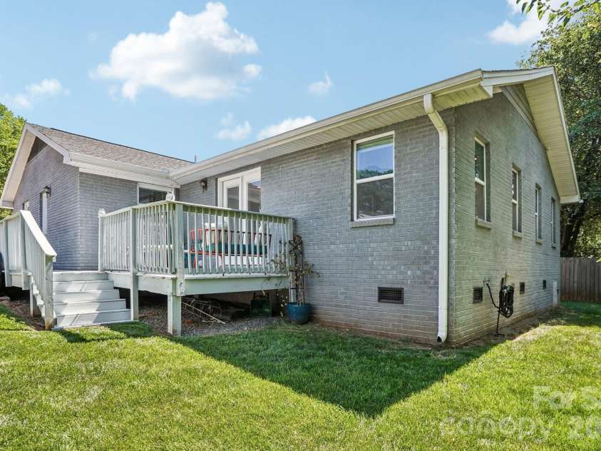 4238 Donnybrook Place, Charlotte, NC 28205.  MLS# CAR4370044, YatesRealty ID 15359. 