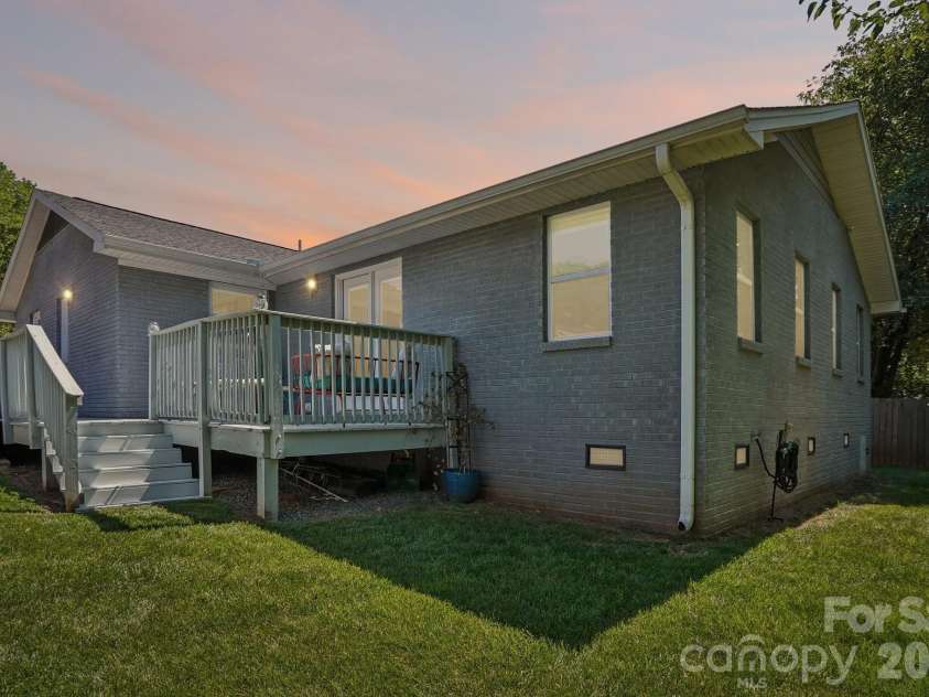 4238 Donnybrook Place, Charlotte, NC 28205.  MLS# CAR4370044, YatesRealty ID 15359. 