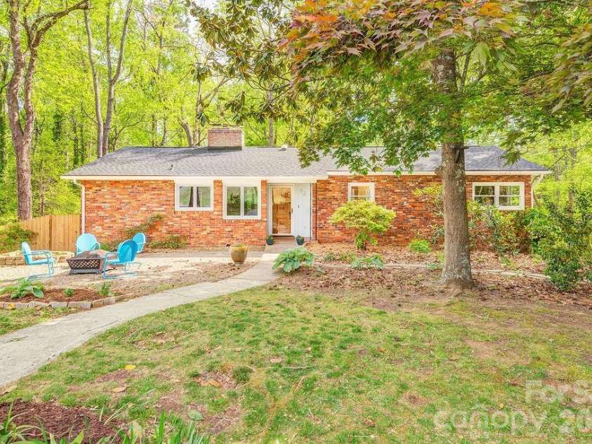 32 Pinehurst Road, Asheville, NC 28805.  MLS# CAR4364077, YatesRealty ID 15360. 